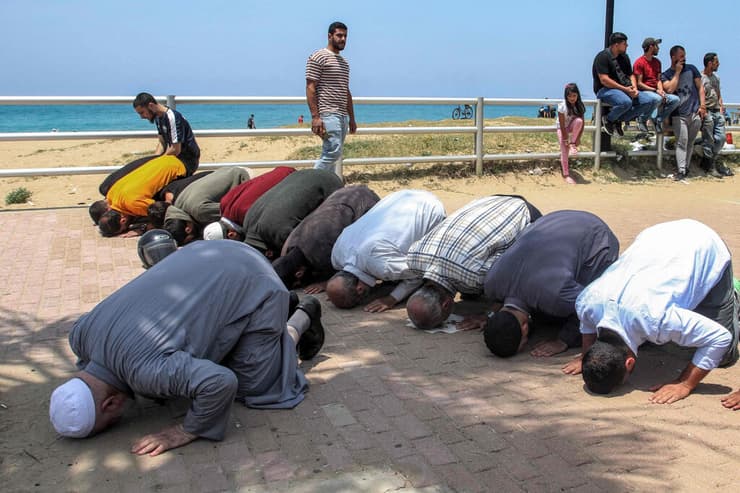 מוסלמים מתפללים ב חוף ב צידון לבנון בצל סערה אחרי שאישה הוטרדה בגלל לבוש לא-צנוע 
