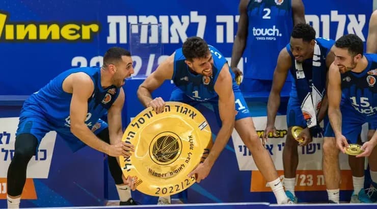 שחקני מכבי רמת גן מניפים את צלחת האליפות של הליגה לאומית, בעונה שעברה