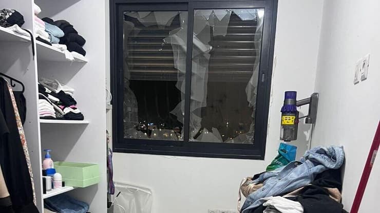 חלון בית שהתנפץ מפיצוץ המטען בנתניה