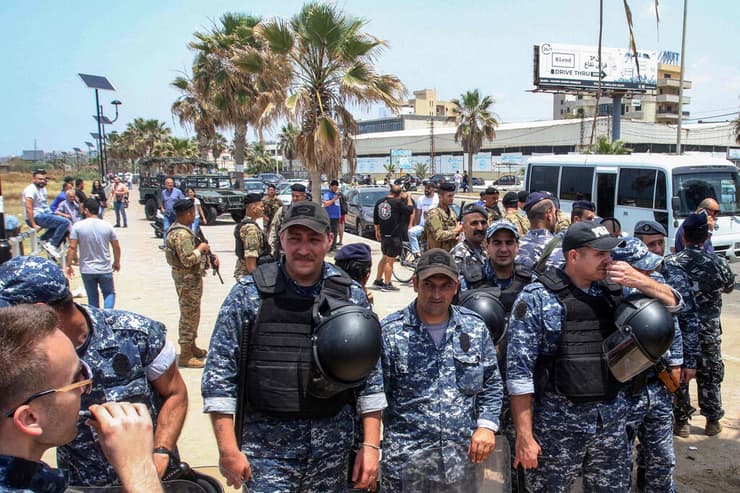 כוחות ביטחון ב צידון לבנון על רקע הפגנות ב חוף בעיר בצל סערה אחרי שאישה הוטרדה בגלל לבוש "לא-צנוע"