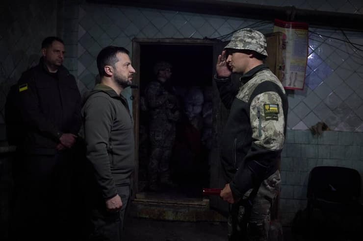 נשיא אוקראינה וולודימיר זלנסקי נפגש עם לוחמים בחזית ה מלחמה מול רוסיה (לא נמסר היכן) לרגל יום הנחתים האוקראיני