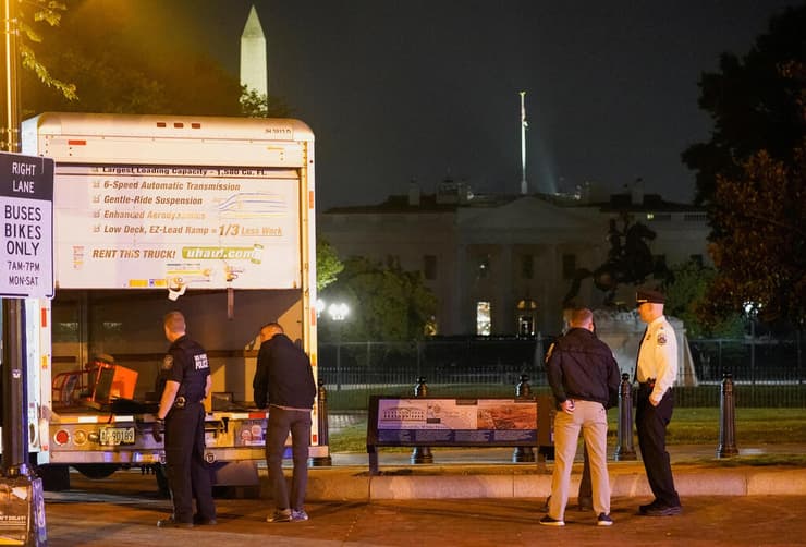 משאית שהתנגשה במחסום ליד הבית הלבן וושינגטון די.סי ארה"ב