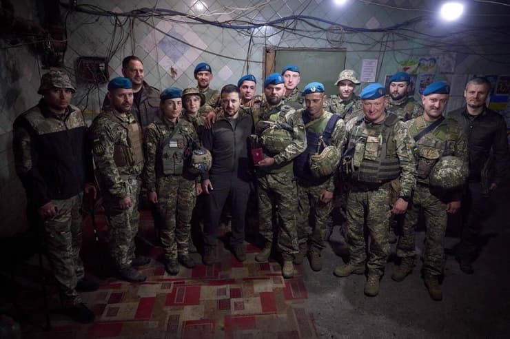 נשיא אוקראינה וולודימיר זלנסקי נפגש עם לוחמים בחזית ה מלחמה מול רוסיה (לא נמסר היכן) לרגל יום הנחתים האוקראיני
