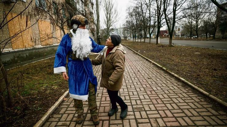 קצין אוקראיני בתור "סבא כפור" יחד עם תושבת בחמוט