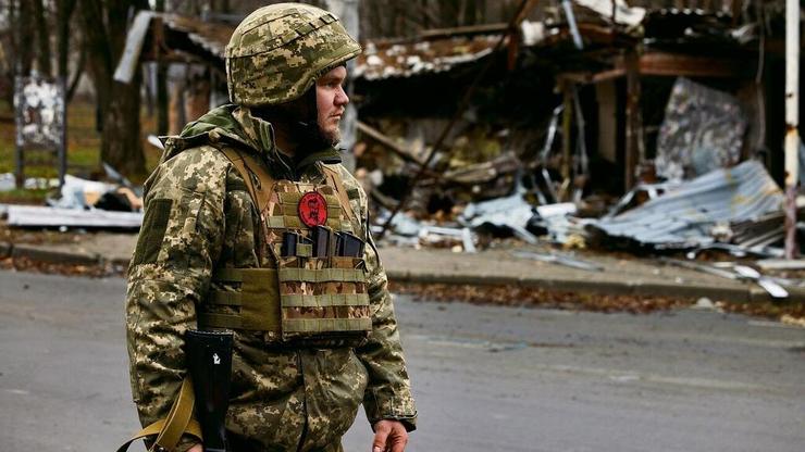 חייל אוקראיני ברחובות בחמוט