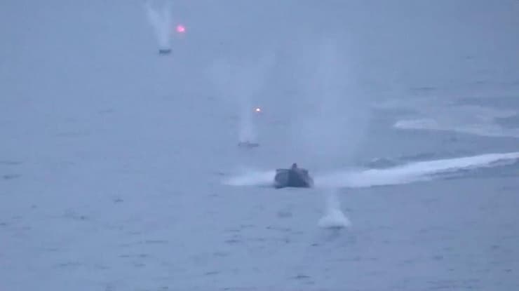 רוסיה תיעוד השמדת כלי שיט אוקראיני לכאורה בים השחור