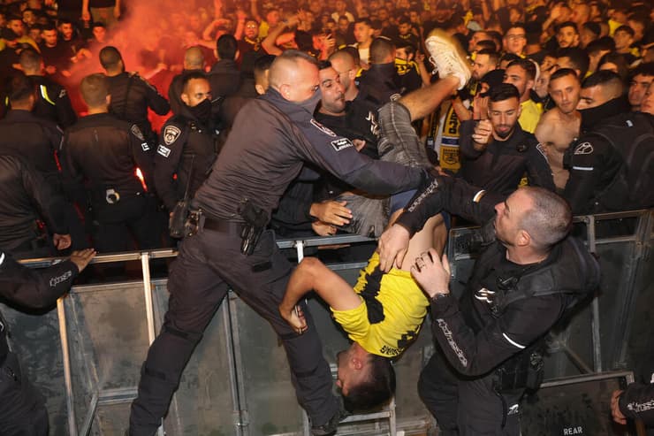 שוטרים מתעמתים עם אוהד בית"ר ירושלים בחגיגות הזכייה בגן סאקר