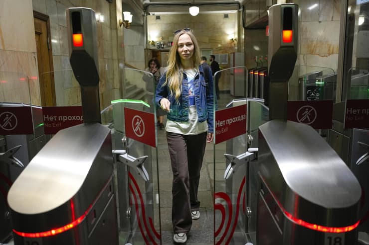 יקטרינה מקסימובה ב רכבת התחתית של מוסקבה רוסיה מעקב אחרי אזרחים