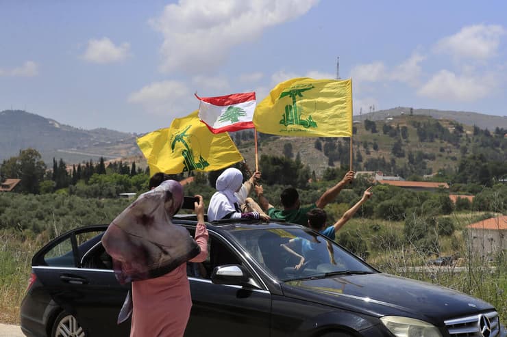 דגל חיזבאללה מול מטולה בדרום לבנון