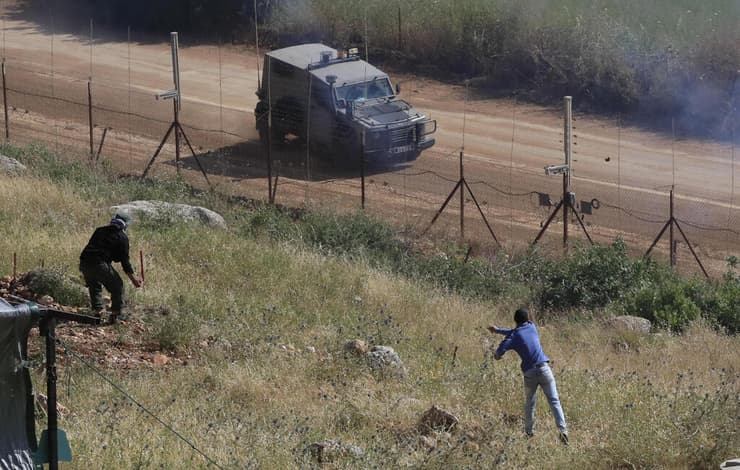 לבנונים תומכי חיזבאללה זורקים אבנים על רכב צה"לי בגבול לבנון