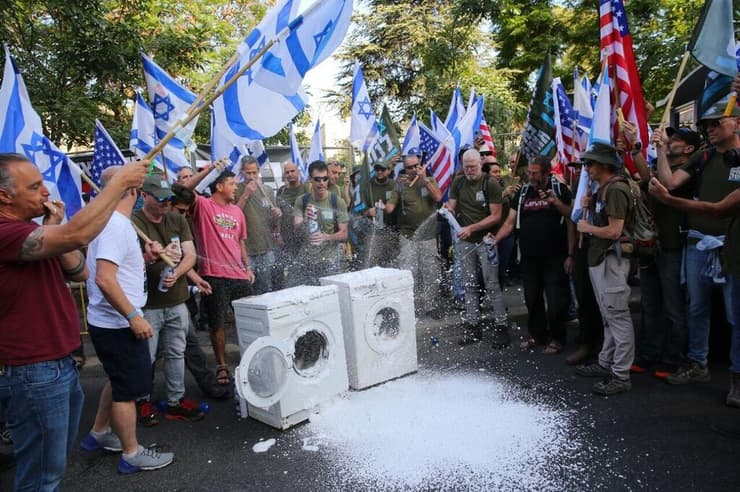 מחאת אחים לנשק מול ביתו של ראש הממשלה בנימין נתניהו