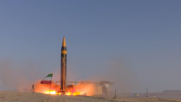 איראן חשפה טיל בליסטי חדש בשם חייבר