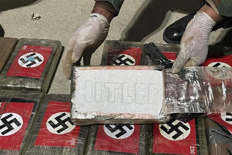 קוקאין שנתפס ב פרו בדרך לבלגיה עם סמלים נאציים נאצים צלב קרס והמילה היטלר