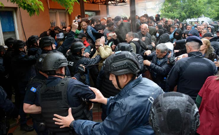 משטרת קוסובו עימותים עם מפגינים סרבים בגבול סרביה העיירה זבצן