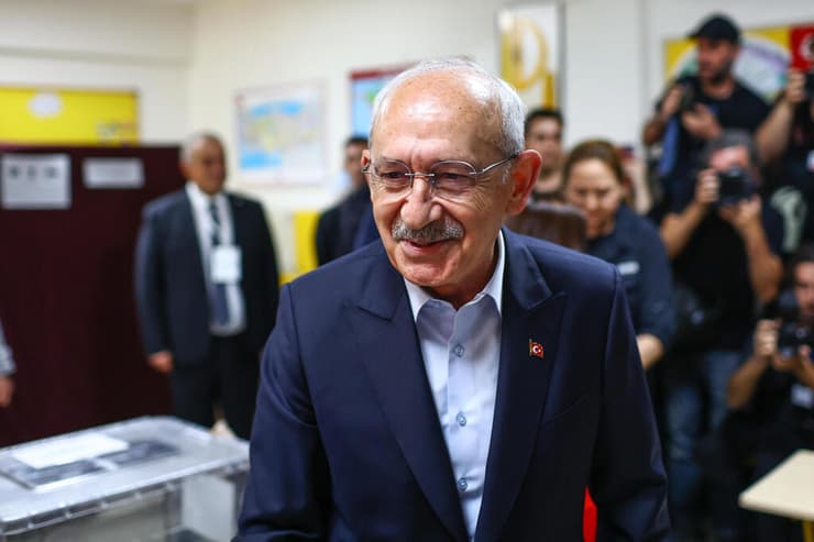 מנהיג האופוזיציה ב טורקיה כמאל קיליצ'דראולו מצביע ב אנקרה בחירות סיבוב שני ל נשיאות
