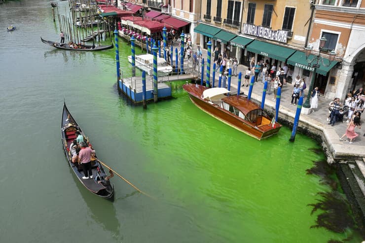 ונציה תעלות תעלה כתם ירוק זוהר מוזר תעלומה
