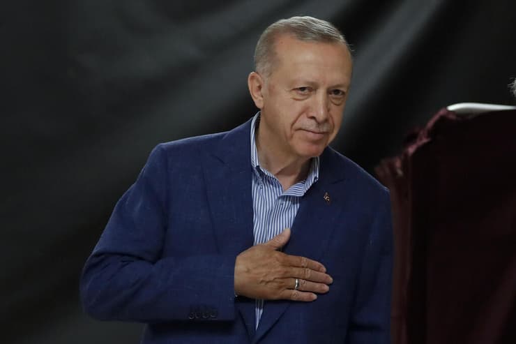 נשיא טורקיה רג'פ טאיפ ארדואן מצביע ב איסטנבול בחירות סיבוב שני ל נשיאות