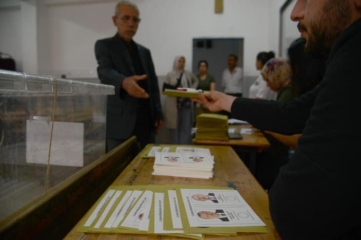מצביעים בחירות סיבוב שני ל נשיאות טורקיה דיארבקיר