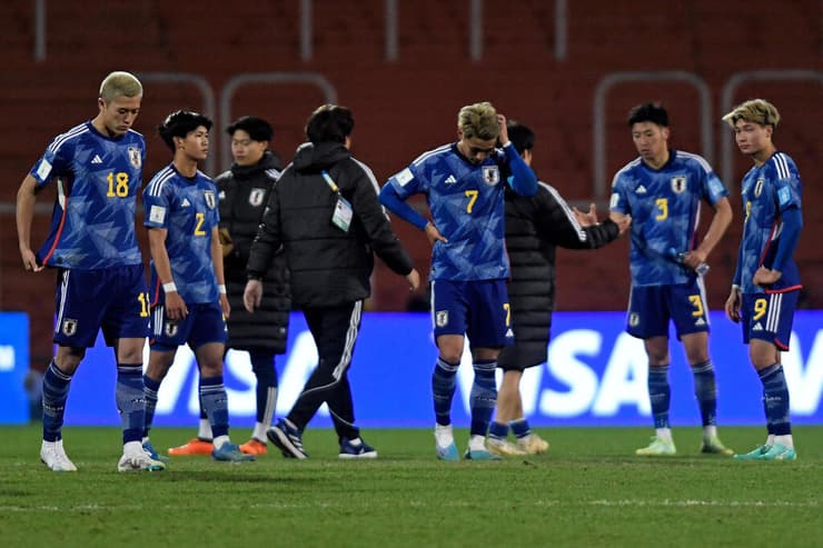 שחקני נבחרת הנוער של יפן מאוכזבים לאחר ההפסד לישראל