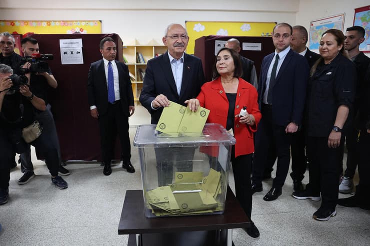 מנהיג האופוזיציה ב טורקיה כמאל קיליצ'דראולו מצביע ב אנקרה בחירות סיבוב שני ל נשיאות