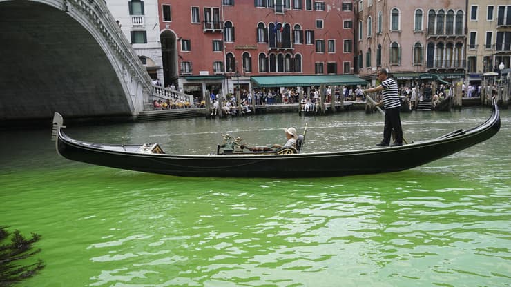 ונציה תעלות תעלה כתם ירוק זוהר מוזר תעלומה