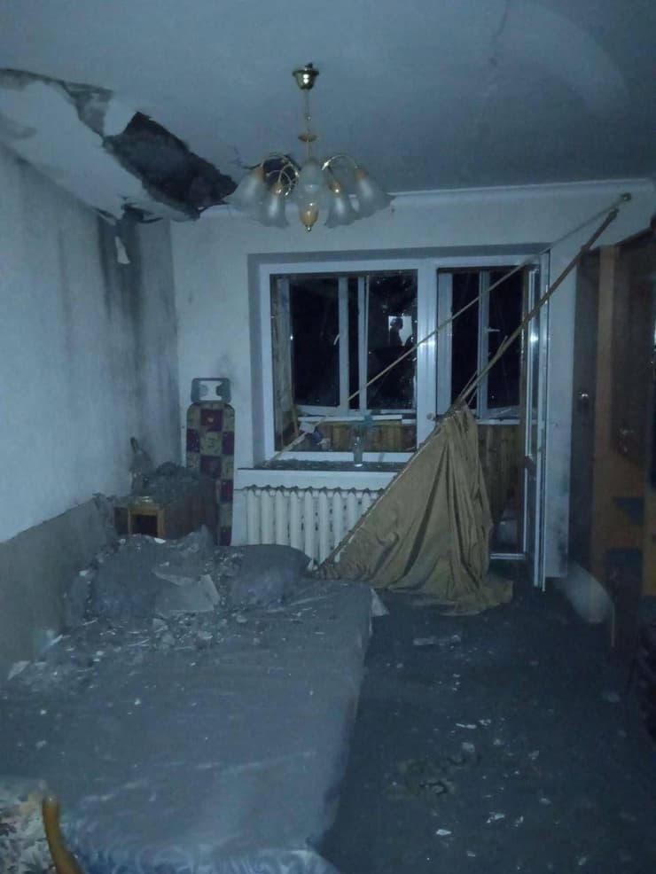 נזק בעקבות פגיעת רסיסי מל"ט מל"טים שיורטו ב קייב אוקראינה מלחמה רוסיה