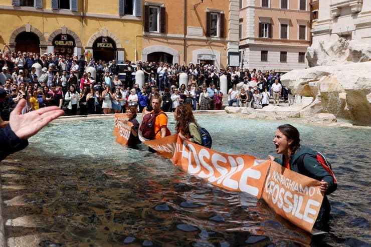 איטליה מחאה פעילי איכות סביבה צבעו ב שחור מים מזרקה טרווי רומא