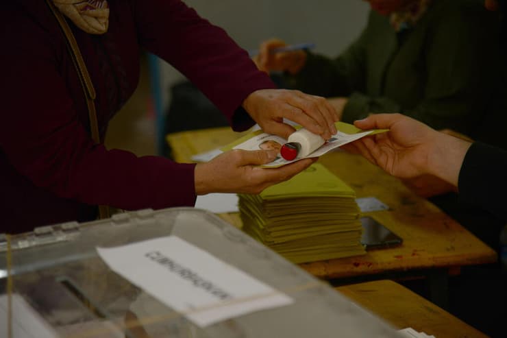 מצביעים בחירות סיבוב שני ל נשיאות טורקיה דיארבקיר