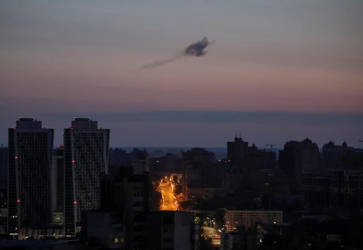 פיצוצים ועשן בשמי קייב מתקפה לילית של מל"טים מלחמה אוקראינה רוסיה