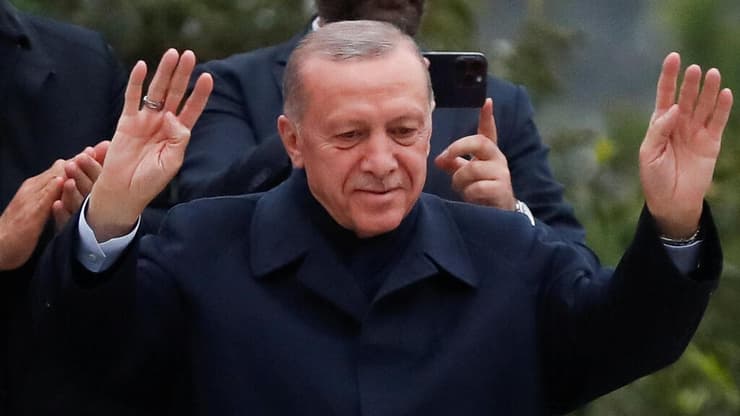נשיא טורקיה רג'פ טאיפ ארדואן נואם ל תומכיו בחירות תוצאות סיבוב שני