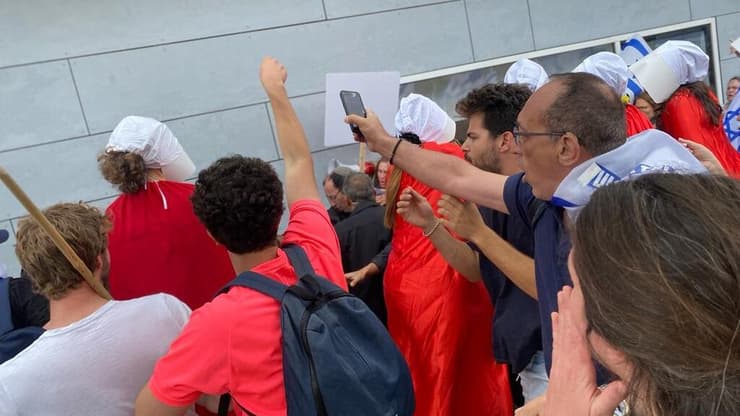 שמחה רוטמן מנסה לעבור בהפגנה באוניברסיטת תל אביב