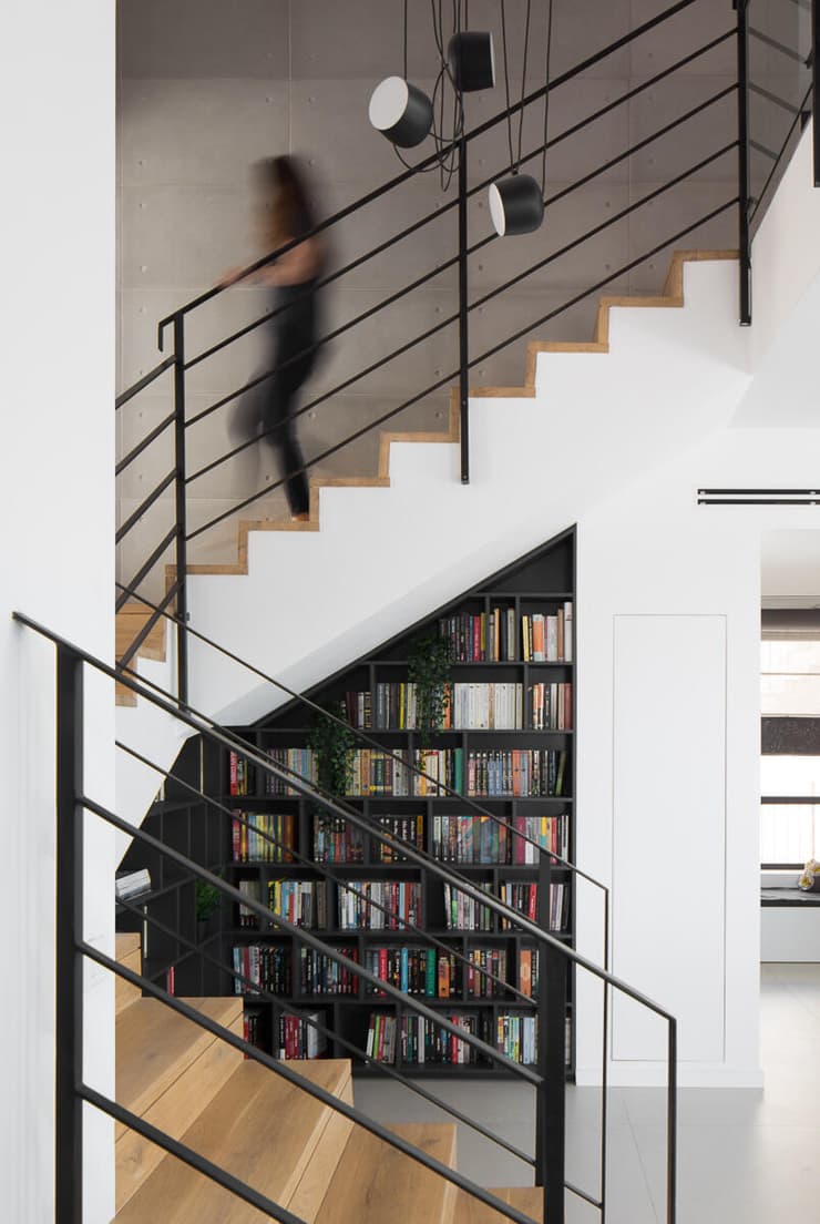 עיצוב ספרייה מתחת לגרם המדרגות, עדי אדליס