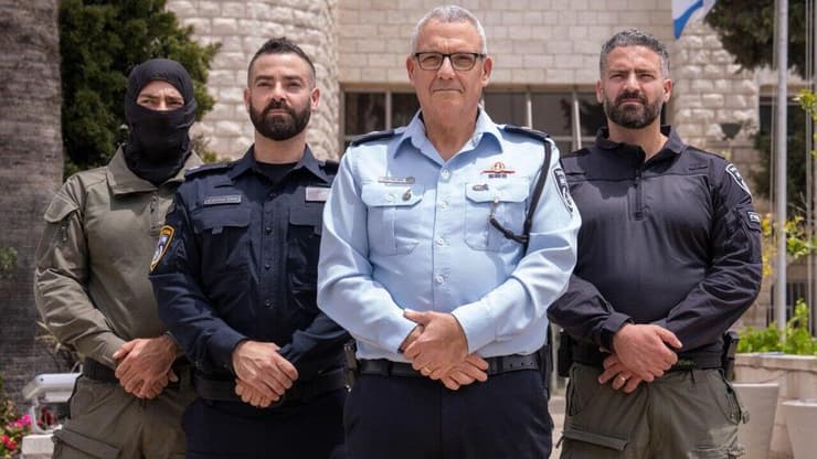  ראש אגף משאבי אנוש במשטרה ניצב בועז גולדברג ושלושת ילדיו הקצינים