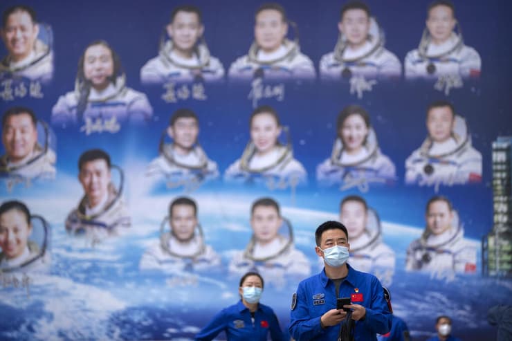 תמונות של טייקונאוטים סינים, שהיו במשימות בחלל