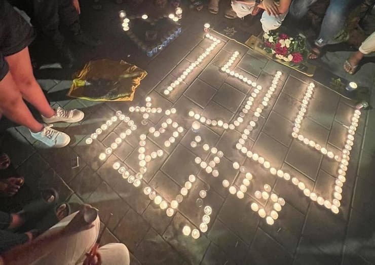 אוהדי מכבי תל אביב מדליקים נרות לזכר שליו אפללו אחרי שנהרג בספטמבר 
