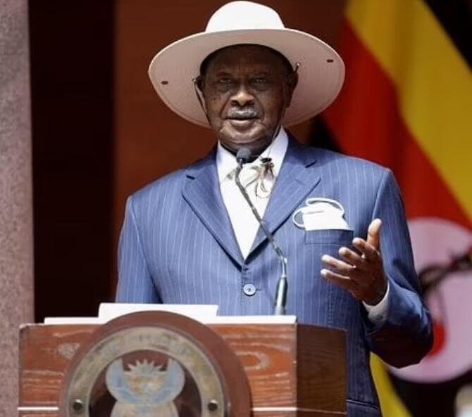 אוגנדה הנשיא יוורי מוסווני חתם על חוק נגד קהילת ה להט"ב