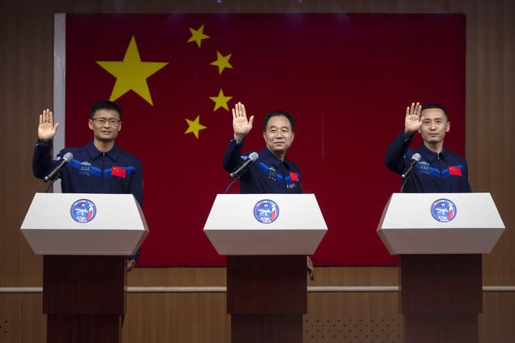 שלושת הטייקונאוטים שישוגרו לתחנת החלל הסיני, משמאל פרופ' גאווי היי-צ'או 