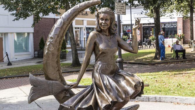 ארה"ב סיילם מסצ'וסטס פסל מכשפה כישוף ציד מכשפות