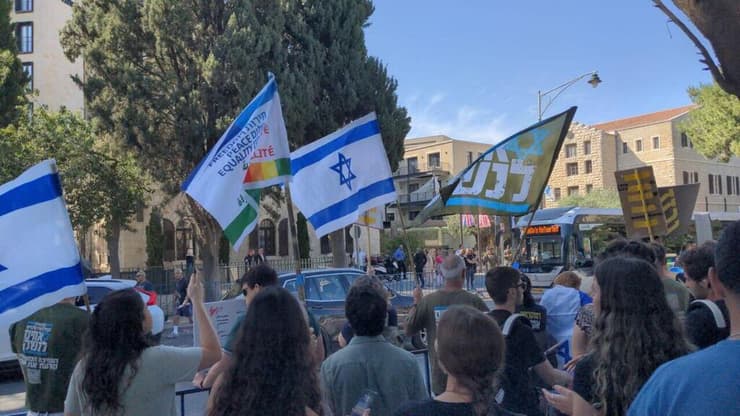 הפגנה נגד המהפכה המשפטית בכנס בהשתתפות בצלאל סמוטריץ' בירושלים