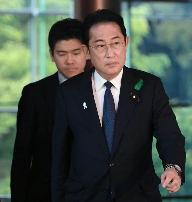 ראש ממשלת יפן פומיו קישידה עם בנו שוטארו