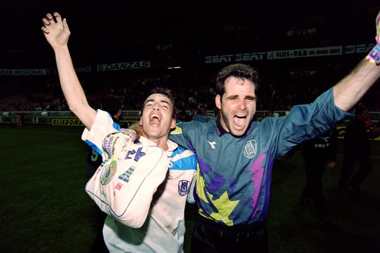 בוני גינצבורג ואיל ברקוביץ' חוגגים את הניצחון של נבחרת ישראל על צרפת 1993