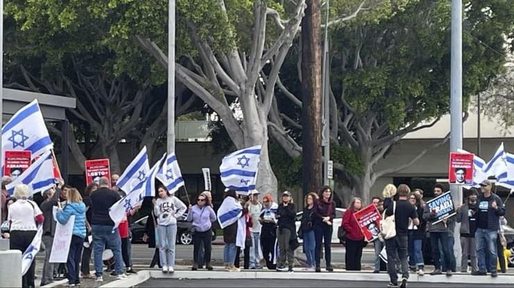 פעילי תנועת unXeptable בקליפורניה הפגינו מחוץ לאולם בו אקוניס היה אמור לדבר