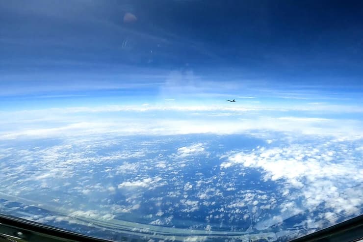 סין מטוס קרב סיני חולף על פני מטוס ריגול של ארה"ב מעל ים סין הדרומי
