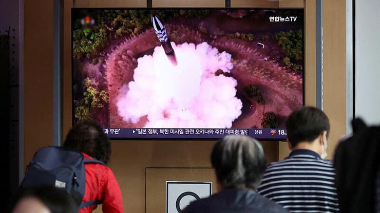 תושבים בסיאול צופים בדיווחים אודות שיגור הטיל מצפון קוריאה