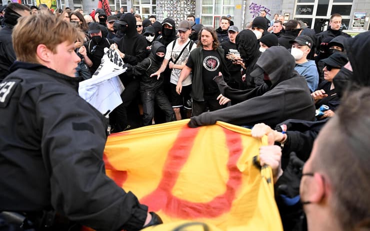 עימותים בין שוטרים למפגיני שמאל ב גרמניה מחוץ לבית המשפט ב דרזדן