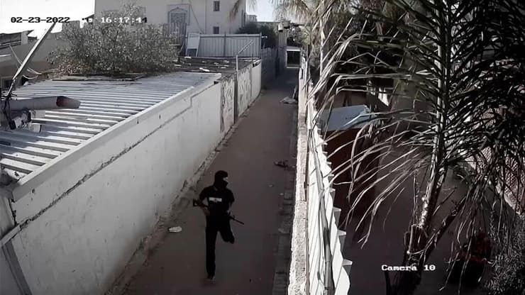 תיעוד מוחמד אבו סריחאן יורה על שוטר