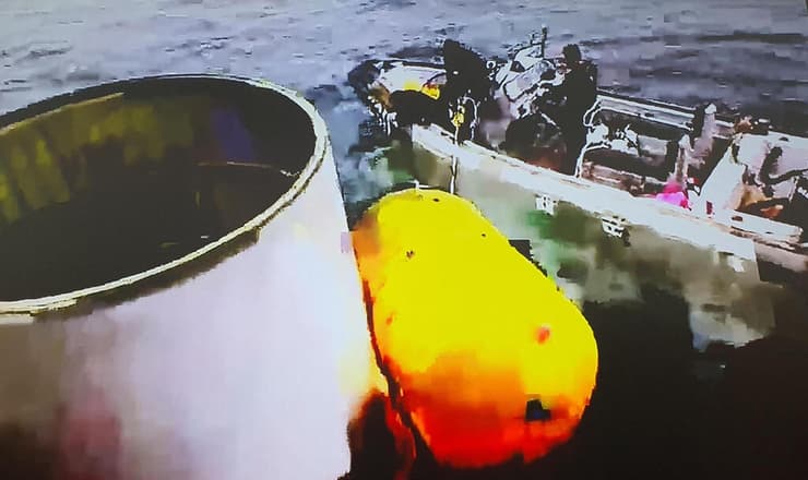 שרידי רקטה ששיגרה צפון קוריאה כדי לשגר לוויין שהתרסקו אחרי כישלון השיגור בים ב דרום קוריאה באזור הים הצהוב
