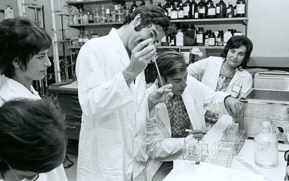 פרסמה מאות מאמרים מדעיים. ארנון (מימין) עם סטודנטים מבית הספר הבינלאומי למדעים במעבדתה במכון ויצמן, 1974 