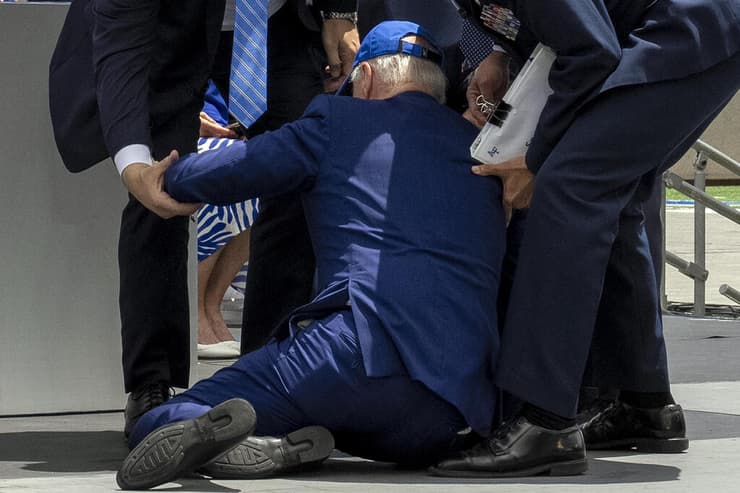 ג'ו ביידן נשיא ארצות הברית נופל בטקס של חיל האוויר