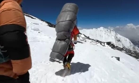 נפאל אוורסט חילוץ נדיר מ אזור המוות מדריכים סחבו למטה אדם ש קפא